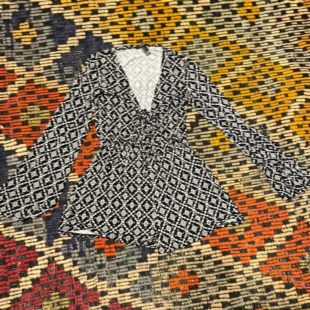 Forever21 black & white pattern long sleeve romper